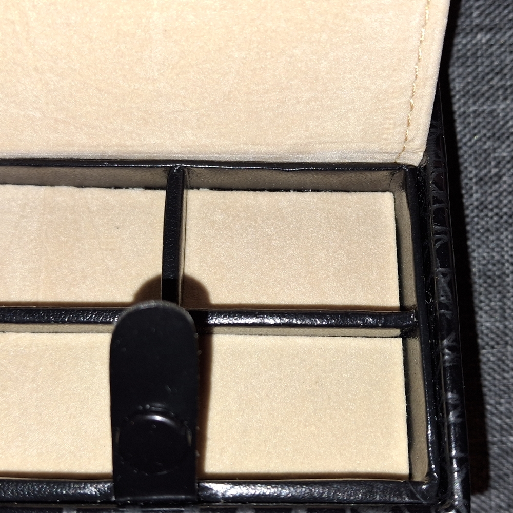 Elegant Black Croc-Embossed Travel Jewelry Case - Picture 4 of 5